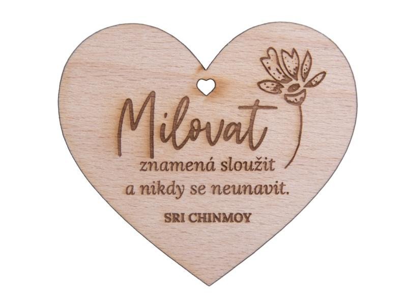 Dřevěné srdíčko "Milovat znamená sloužit a nikdy se neunavit" - Sri Chinmoy
