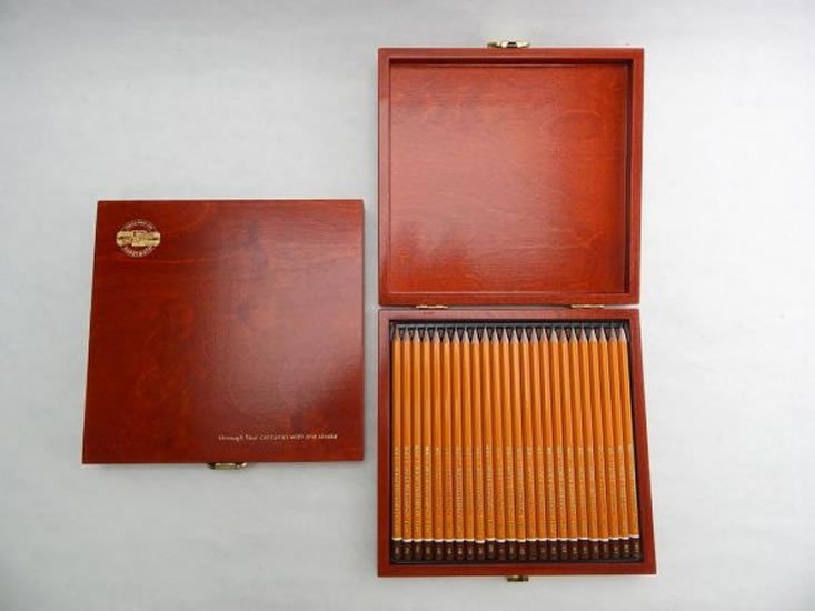 Levně Koh-i-noor tužky grafitové souprava 24 ks v dřevěném kufříku