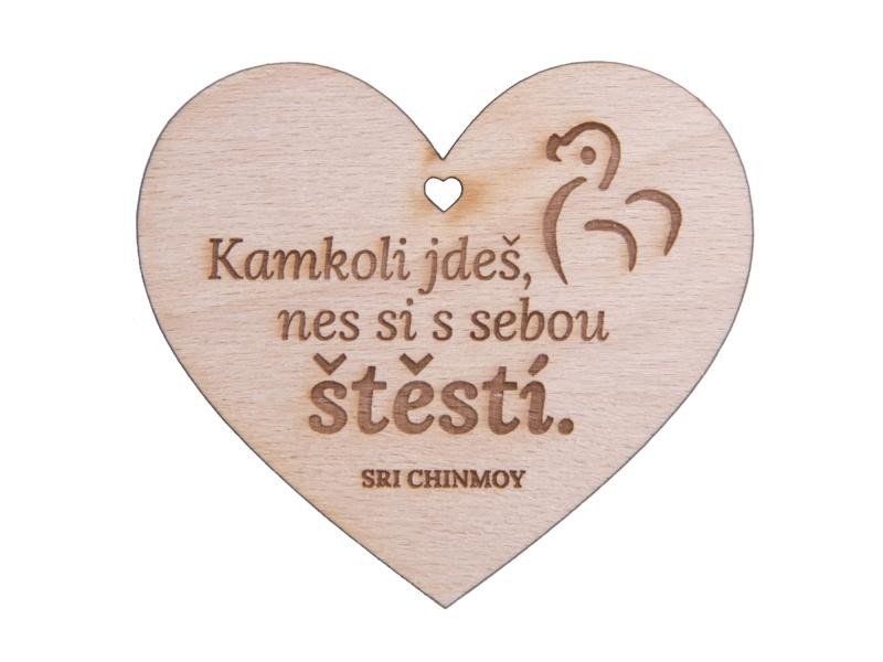 Dřevěné srdíčko "Kamkoli jdeš, nes si s sebou štěstí" - Sri Chinmoy