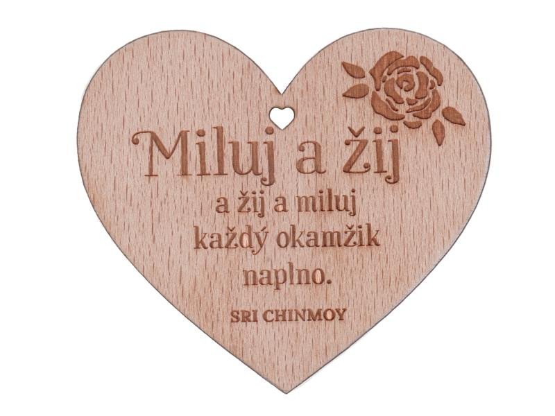 Levně Dřevěné srdíčko &quot;Miluj a žij a žij a miluj každý okamžik naplno&quot; - Sri Chinmoy