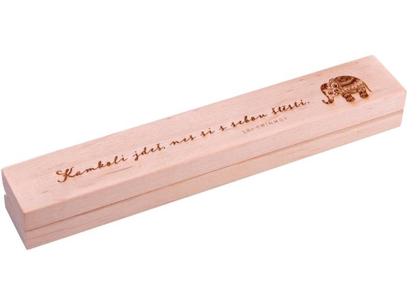 Dřevěná krabička na propisku &quot;Kamkoliv jdeš, nes si s sebou štěstí&quot; - Sri Chinmoy