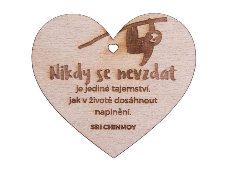 Dřevěné srdíčko "Nikdy se nevzdat je jediné tajemství, jak v životě dosáhnout naplnění" - Sri Chinmoy