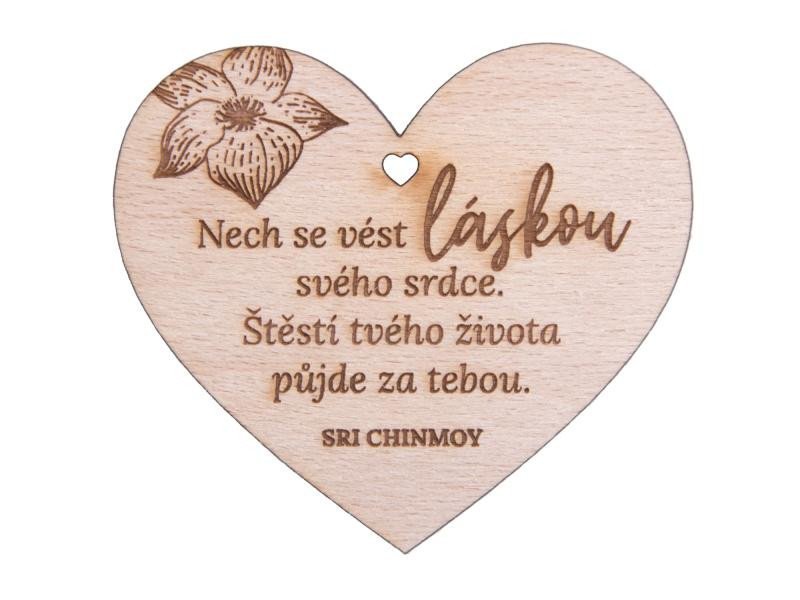 Dřevěné srdíčko "Nech se vést láskou svého srdce. Štěstí tvého života půjde za tebou" - Sri Chinmoy