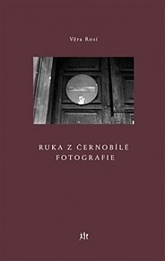 Ruka z černobílé fotografie