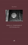 Ruka z černobílé fotografie
