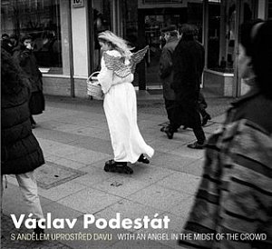 Václav Podestát. S andělem uprostřed davu / With an Angel in the Midst of the Crowd