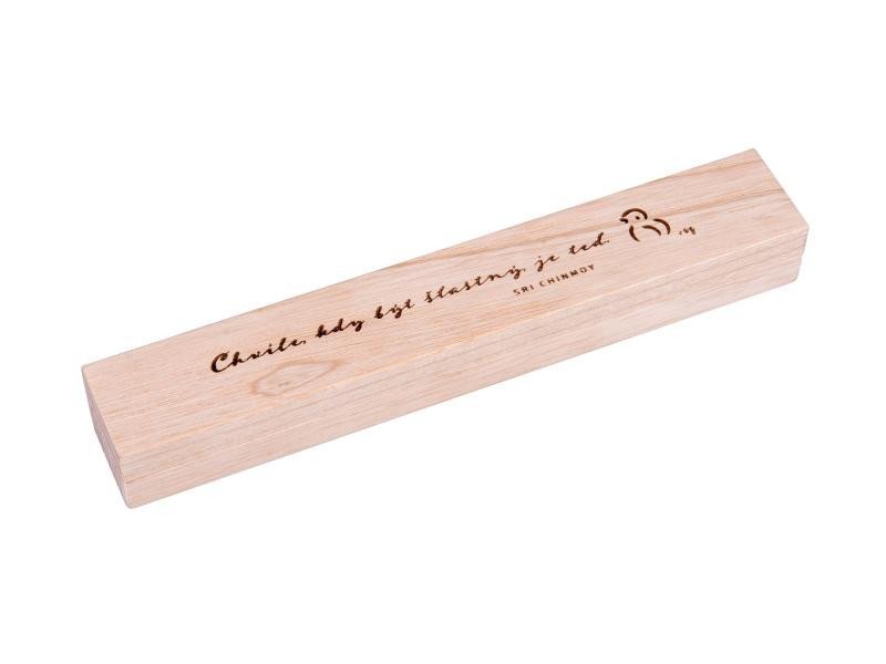 Levně Dřevěná krabička na propisku &quot;Chvíle, kdy být šťastný&quot; - Sri Chinmoy