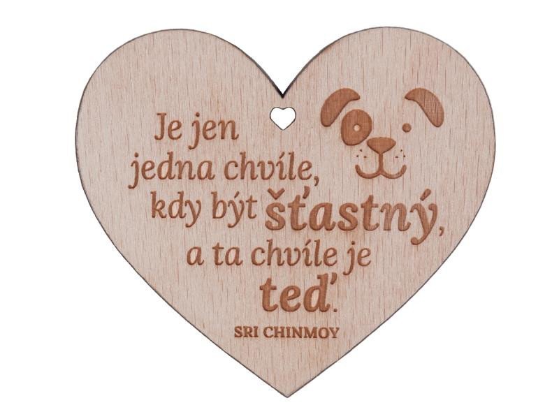 Levně Dřevěné srdíčko &quot;Je jen jedna chvíle, kdy být šťastný, a ta chvíle je teď&quot; - Sri Chinmoy