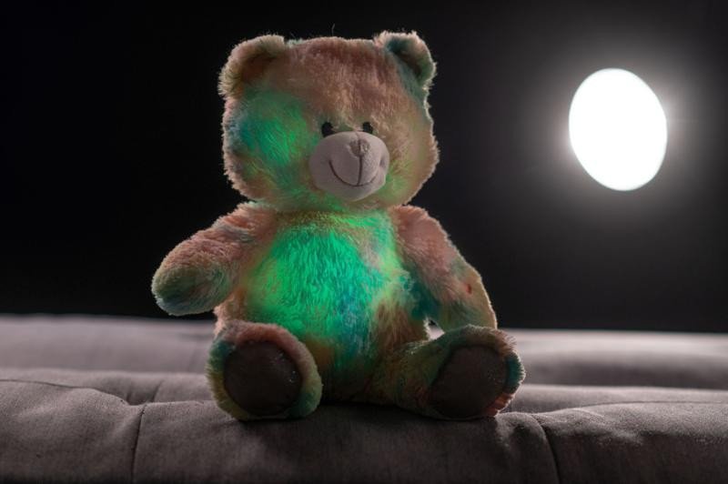 Levně Medvídek Snílek duhový plyš 40 cm na baterie se světlem se zvukem v sáčku